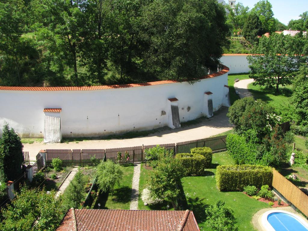 Penzion 102 Pardubice Bagian luar foto