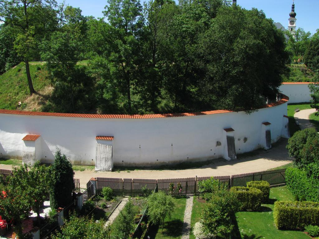 Penzion 102 Pardubice Bagian luar foto
